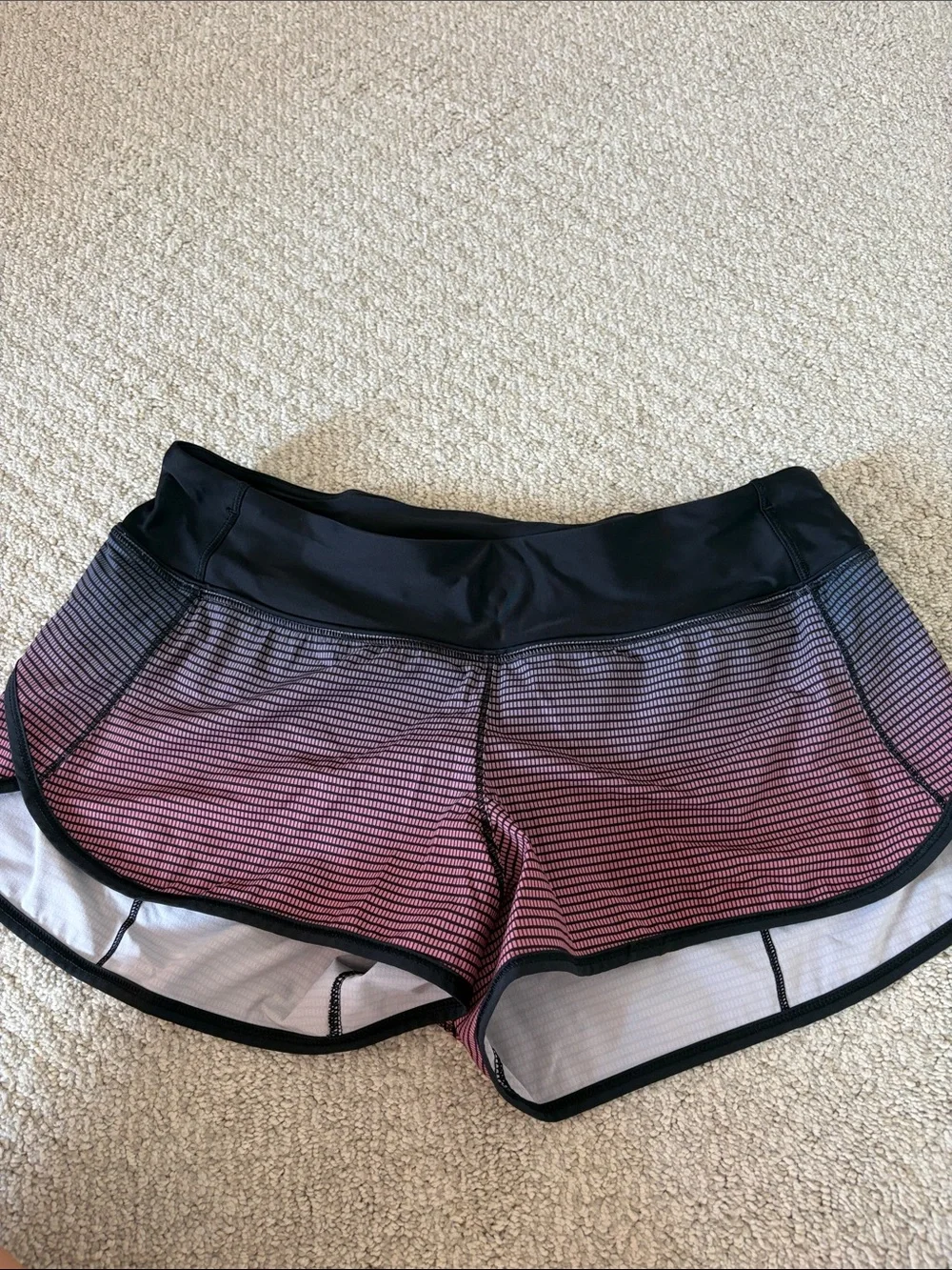Lululemon Vintage Low rise size 6 speed ups 2.5 inch length - pink gradient